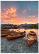 Decorativo, canoas a la orilla del río