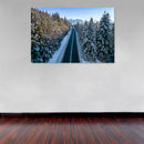 Cuadro Decorativo Invierno, carretera a través de los pinos