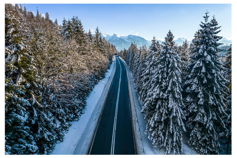 Decorativo Invierno, carretera a través de la nieve