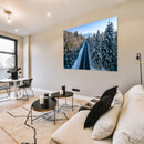 Cuadro Decorativo Invierno, carretera a través de los pinos