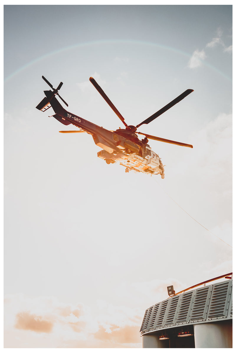 Cuadro Decorativo Helicóptero sobrevolando bajo el sol