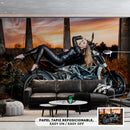 Decorativo chica posando sobre moto