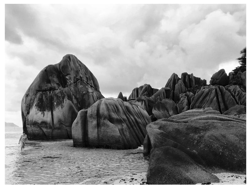 Decorativo blanco y negro, rocas en la playa