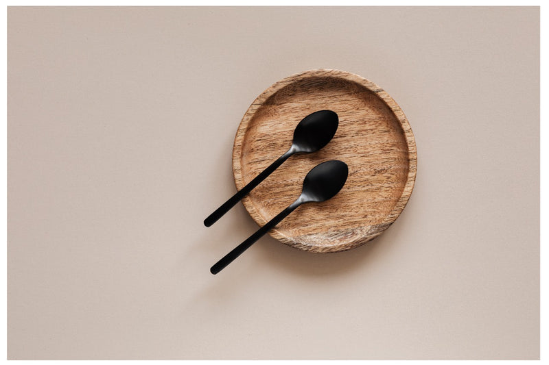 Decorativo minimalista, cucharas sobre plato